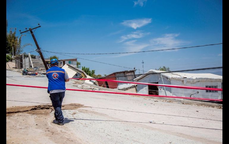 Autoridades acordonaron el área en peligro. El director de Protección Civil de Tijuana, José Rito Portugal, explicó que desde el día del reporte desalojaron a los residentes en riesgo. TWITTER@ALCDETI