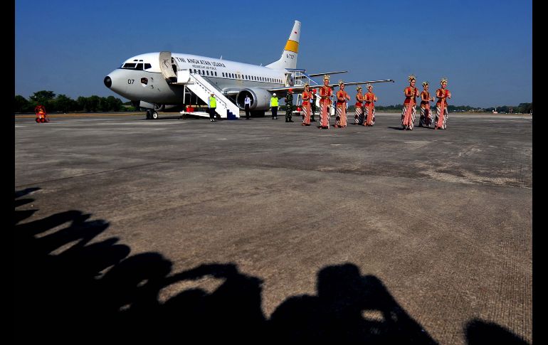 Bailarines se presentan en una ceremonia para dar la bienvenida a la llama de los Juegos Asiáticos en Yogyakarta, Indonesia. Los juegos se realizarán del 18 de agosto al 2 de septiembre en Yakarta y Palembang. AFP/A. Supriyanto