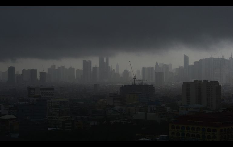 Nubes cubren Manila, Filipinas, por el paso de la depresión tropical 