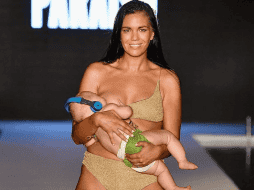 La bebé usaba un pañal verde y llevaba audífonos que la aislaron de la fuerte música ambiente. Sports Illustrated