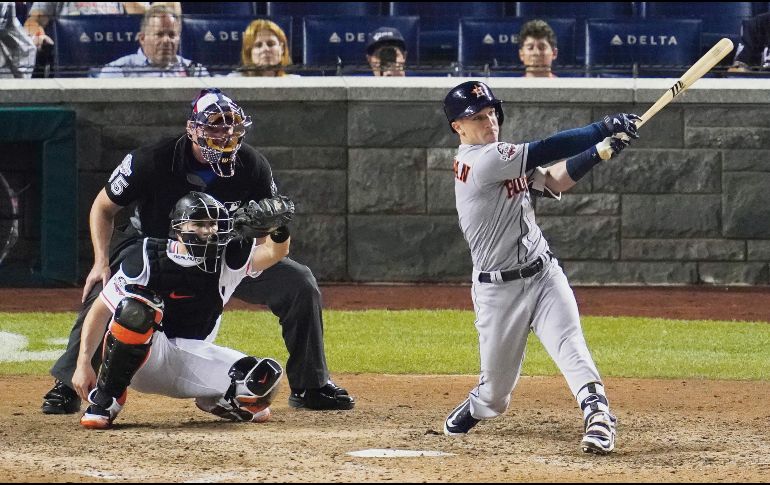 Alex Bregman conectó el octavo cuadrangular del encuentro, sin embargo, su palo de vuelta entera en solitario rompió el empate en la décima entrada. AP/C. Kaster