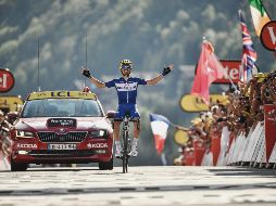 Ante el júbilo de los aficionados franceses, el ciclista galo Julian Alaphilippe celebra tras ganar ayer la décima etapa del Tour. AFP
