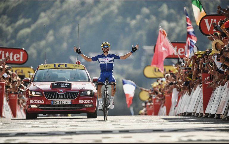 Ante el júbilo de los aficionados franceses, el ciclista galo Julian Alaphilippe celebra tras ganar ayer la décima etapa del Tour. AFP