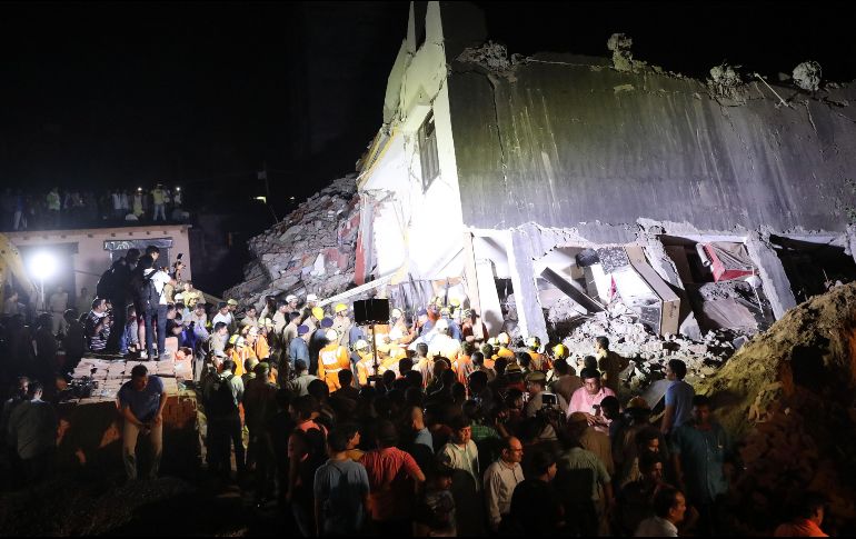 Trabajadores de rescate de la Fuerza Nacional de Respuesta a Desastres (NDRF) de la India trabajan en el sitio del colapso, en Greater Noida. EFE/H. Tyagi