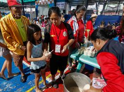 Residentes se refugian en un centro de evacuación de un distrito propenso a inundaciones en la ciudad de Quezon, al este de Manila, EFE/R. Dela Pena