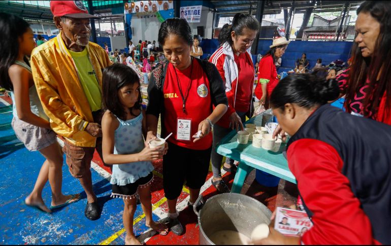 Residentes se refugian en un centro de evacuación de un distrito propenso a inundaciones en la ciudad de Quezon, al este de Manila, EFE/R. Dela Pena