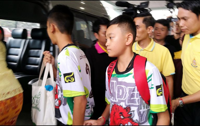 Algunos de los 12 niños rescatados del interior de una cueva en el norte de Tailandia tras permanecer dos semanas en el interior de la misma, abandonan el hospital de Chiangrai Prachanukroh. EFE/C. Chaimun