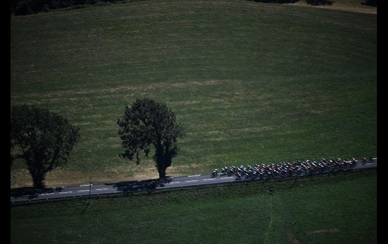 Ciclistas participan en la undécima etapa del Tour de Francia, entre Albertville y La Rosiere, ubicados en los Alpes franceses. AFP/J. Pachoud