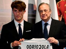 Pérez (D) posa con Odriozola (I), que jugará con el dorsal número 19. AFP/P. Marcou