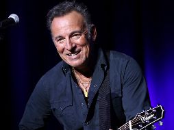En la apuesta,  Springsteen interpreta más de una docena de sus canciones y cuenta historias de su vida en Nueva Jersey. AP / ARCHIVO