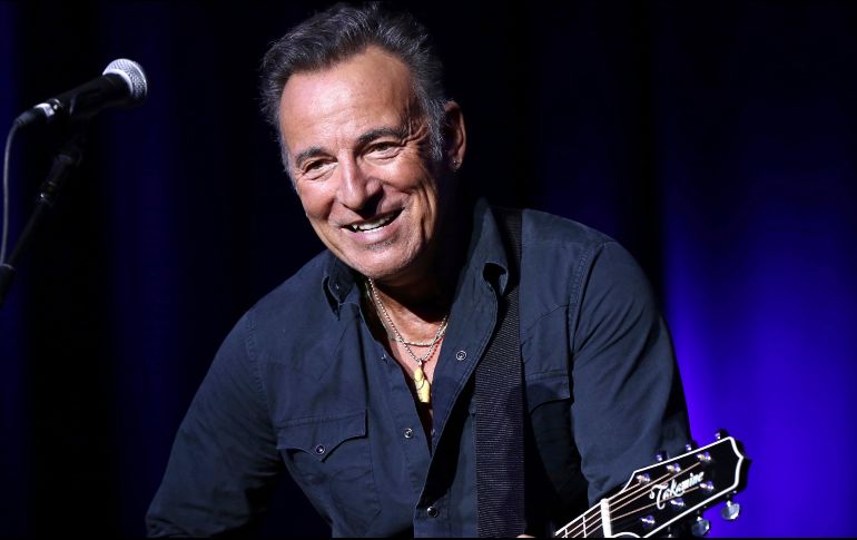 En la apuesta,  Springsteen interpreta más de una docena de sus canciones y cuenta historias de su vida en Nueva Jersey. AP / ARCHIVO