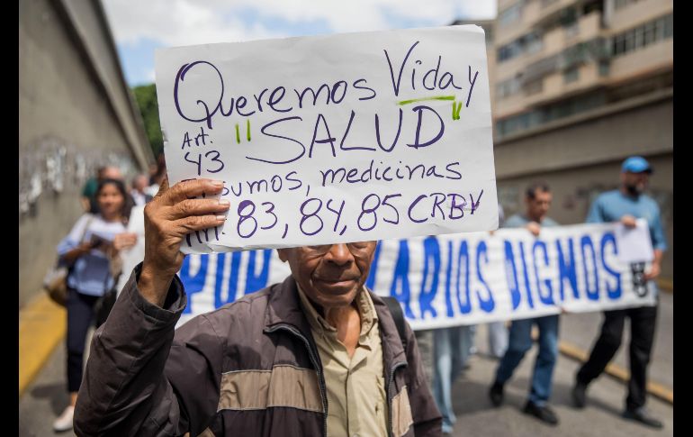 Trabajadores de hospitales protestan en Caracas, Venezuela, para exigir que les aumenten sus ingresos mensuales, actualmente insuficientes frente a la inflación diaria de 2.8 %. EFE/M.Gutiérrez