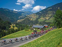 Etapa 11. Integrantes del equipo británico Sky se ubican al frente del pelotón durante la jornada de ayer en el Tour de Francia. AFP