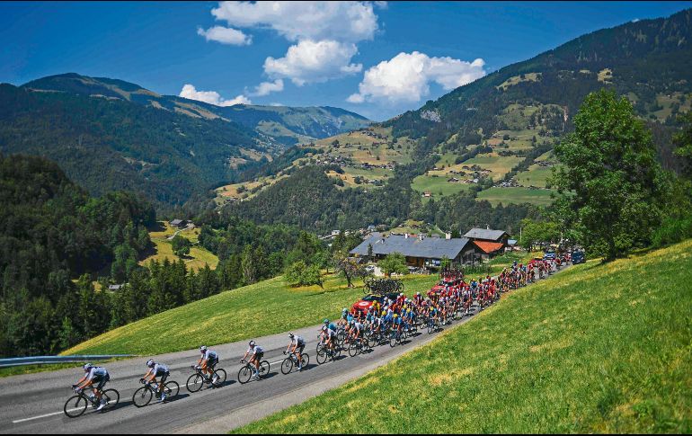 Etapa 11. Integrantes del equipo británico Sky se ubican al frente del pelotón durante la jornada de ayer en el Tour de Francia. AFP