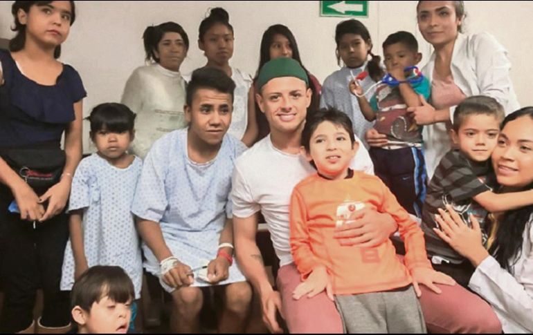 Cumple un sueño. A Rodrigo de Jesús (centro), paciente pediátrico de 10 años, se le hizo realidad conocer en persona a su Javier “Chicharito” Hernández. ESPECIAL