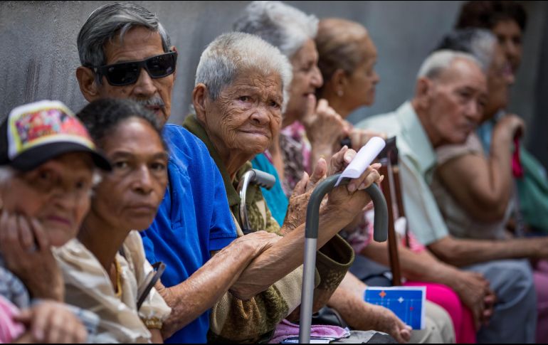 Pensionados se manifiestan afuera de un banco. El Instituto Venezolano de los Seguros Sociales informó que pagaría un retroactivo y un bono. EFE/M. Gutiérrez