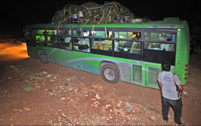 A lo largo de la noche fueron saliendo los autobuses. AFP/O. Haj Kadour