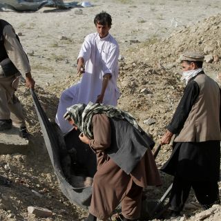 Yihadistas secuestran a 12 desactivadores de minas en Afganistán