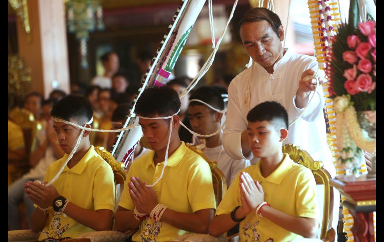 Los menores y su entrenador de futbol que estuvieron atrapados en una cueva en Tailandia participan en una ceremonia en un templo budista en Mae Sai, para pedir protección contra los infortunios y ganar mérito en favor de Saman Kunan, el buzo que falleció durante las operaciones de rescate. AP/S. Lalit