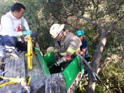 Personal de seguridad maniobra con equipo hidráulico para liberar al conductor. ESPECIAL/ Protección Civil Jalisco