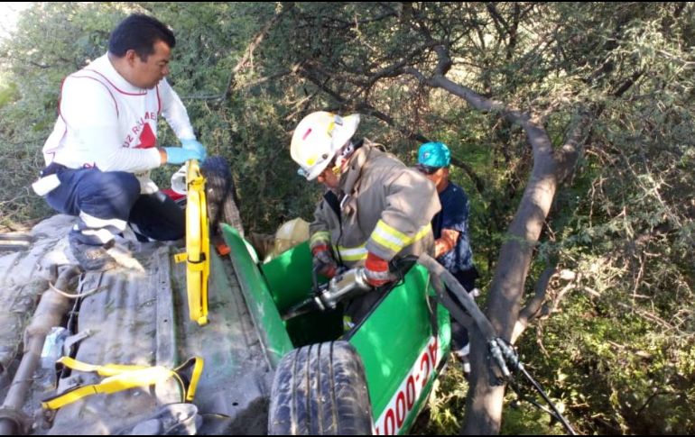 Personal de seguridad maniobra con equipo hidráulico para liberar al conductor. ESPECIAL/ Protección Civil Jalisco