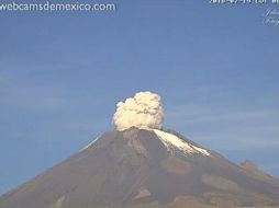 A través de imágenes captadas por la unidad de monitoreo de Webcams de México, se observa la columna de vapor y ceniza ocurrida alrededor de las 08:31 horas, durante el sismo de magnitud 5.9. TWITTER / @PC_Estatal