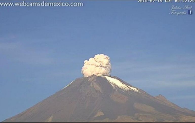 A través de imágenes captadas por la unidad de monitoreo de Webcams de México, se observa la columna de vapor y ceniza ocurrida alrededor de las 08:31 horas, durante el sismo de magnitud 5.9. TWITTER / @PC_Estatal