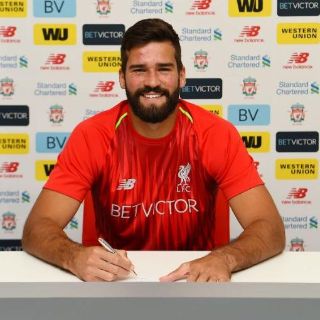 El Liverpool hace oficial el fichaje del portero más caro de la historia