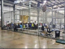  La ACLU denunció además que el gobierno exige que los padres que se reúnen con sus hijos deben usar monitores en los tobillos equipados con GPS. TWITTER/@AristotelesSD