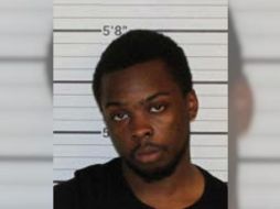 La mujer indicó a la policía que fuera a un autocinema, donde encontraron el Volvo; Griffin fue acusado de robo. ESPECIAL / Department sheriff