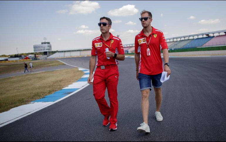 Sebastian Vettel (derecha) realiza un recorrido de reconocimiento en el Circuito Hockenheimring, previo al Gran Premio de Alemania que inicia hoy. EFE/V. Xhemaj