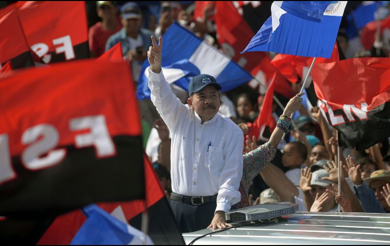 Daniel Ortega fue arropado por fieles a su movimiento, que inició hace casi cuatro décadas. AFP/M. Recinos