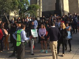 Capitalinos en la explanada junto al Monumento a la Revolución, en la Ciudad de México. EFE/A. Cruz