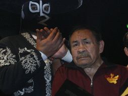 El Rayo de Jalisco (D) recibió en el 2011 un reconocimiento de la familia de la Lucha Libre Independiente de México. EL INFORMADOR / ARCHIVO