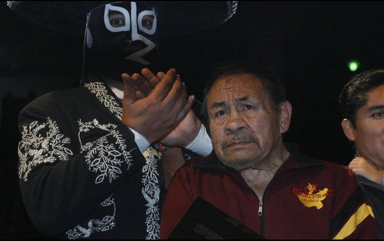 El Rayo de Jalisco (D) recibió en el 2011 un reconocimiento de la familia de la Lucha Libre Independiente de México. EL INFORMADOR / ARCHIVO