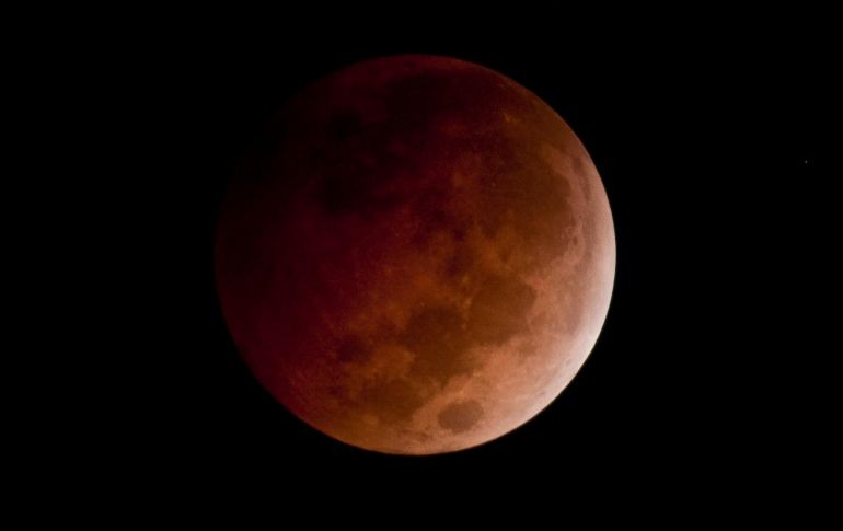 Durante los eclipses totales de Luna, el satélite natural no desaparece de la vista, sino que adquiere una tonalidad rojiza. NTX / ARCHIVO