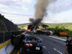 El hecho ocurrió cerca de la caseta Paso Morelos en la Autopista del Sol, donde por un par de horas de tuvo que cerrar la circulación; no se registran decesos. TWITTER / @PC_Guerrero