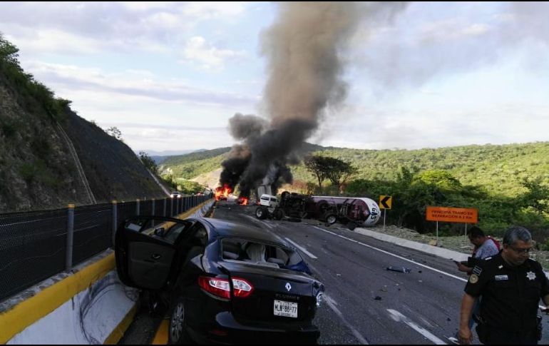 El hecho ocurrió cerca de la caseta Paso Morelos en la Autopista del Sol, donde por un par de horas de tuvo que cerrar la circulación; no se registran decesos. TWITTER / @PC_Guerrero