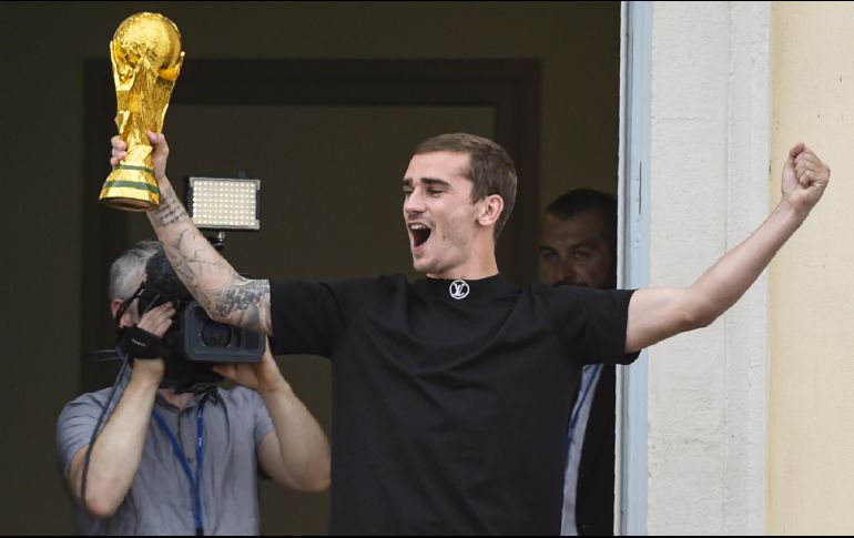 ''Es un gran orgullo ser maconés y francés y haber podido vestir la camiseta de la Selección francesa'', dijo el jugador desde el balcón del ayuntamiento de la ciudad. AFP / P. Desmazes