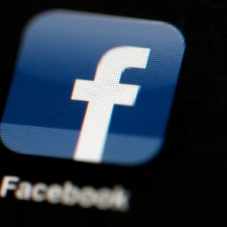 Facebook suspende a firma analítica mientras la investiga