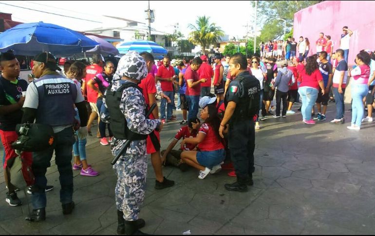 Autoridades detuvieron a más de cinco barra bravas de los felinos. SUN / C. Mendoza