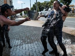 Unas 10 mil personas han tenido que ser hospitalizadas en todo el país por golpes de calor u otras afecciones. AFP/Y. Chiba