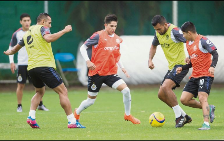 Los rojiblancos van a la Frontera Norte por sus primeros puntos. A la derecha, Eduardo López (#10) le pelea el balón a Hedgardo Marín. MEXSPORT