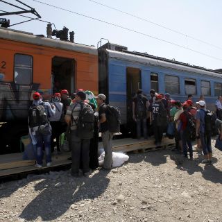 Tren arrolla a tres migrantes en Grecia; fallecen dos