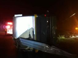 Aparentemente, el chofer de la unidad, quien ha escapado de la escena, se durmió y perdió el control del autobús. FACEBOOK / sucesosdeveracruz