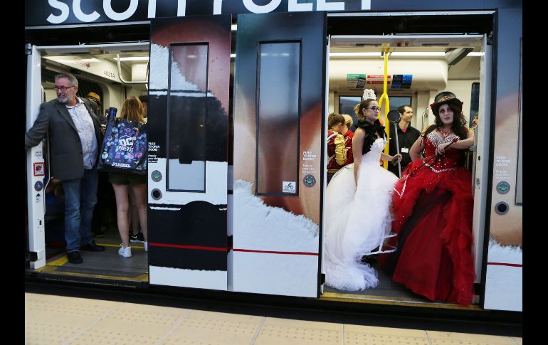 Los cosplayers portan con orgullo sus creaciones, incluso en el transporte público. AFP / M. Tama