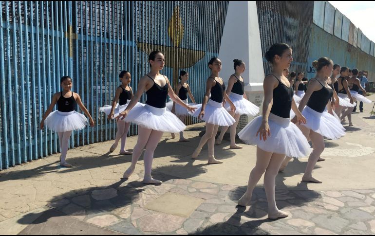 Con suaves movimientos las pequeñas danzantes deleitaron a los asistentes con obras como 