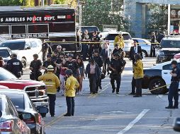 CNN indicó que había una posible situación de rehenes en el supermercado después de que un sospechoso que era perseguido por la policía estrelló su vehículo y corrió hacia el comercio. AFP / R. Beck