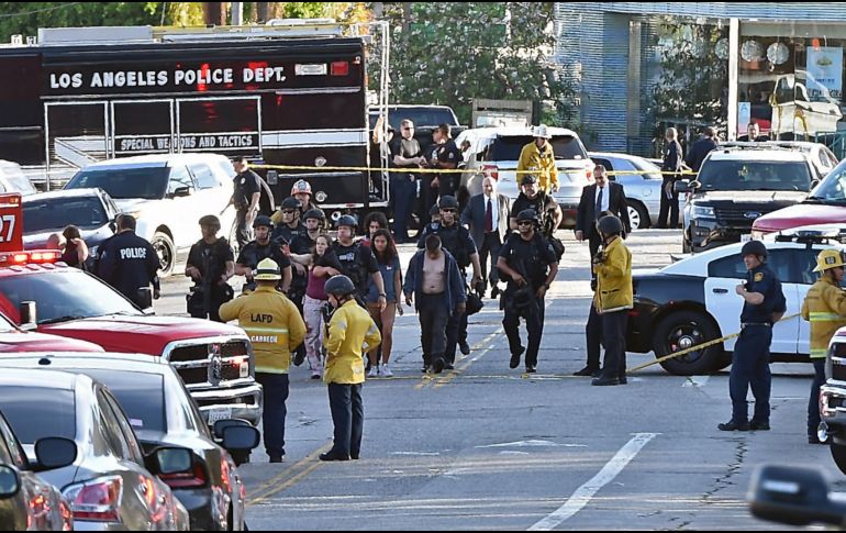 CNN indicó que había una posible situación de rehenes en el supermercado después de que un sospechoso que era perseguido por la policía estrelló su vehículo y corrió hacia el comercio. AFP / R. Beck