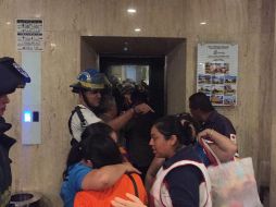 Aspecto de la liberación de quienes se encontraban encerrados en el elevador. ESPECIAL / Bomberos de Guadalajara
